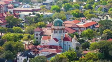 St. Augustine, Florida 'daki eski kilisenin hava manzarası. Amerikan tarihi mimarisi. ABD panoramik şehir manzarası