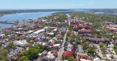 St. Augustine 'in havadan görünüşü, Florida' daki tarihi şehir. Dar sokakları ve eski binaları olan Güney Amerika mimarisi