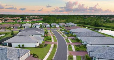 Kırsal ABD banliyölerindeki Amerikan sosyal konutları. Florida 'nın güneybatısındaki küçük bir kasabadaki büyük yerleşim yerlerinin görüntüsü.