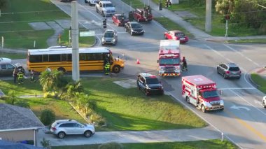 Amerikan caddesindeki kazaya acil servis personeli ve araçların karıştığı bir kaza alanı. ABD 'de okul otobüsü ve araç kazası kurbanlarına ilk yardım ekipleri.