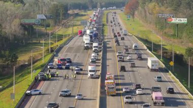 Amerikan otoyolunda kaza yapan acil servis personeli ve araçları olan bir araba kazası. Araç kazası kurbanlarına ilk yardım ekipleri.