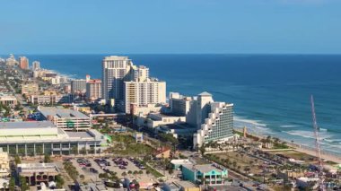 Daytona Sahili, Florida. Parlak renkli otelleri, apartmanları ve canlı kıyı sahalarındaki eğlence tesisleri olan turizm altyapısı.