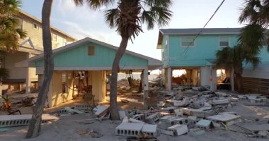 Okyanus kıyısındaki yıkılmış ev. Milton Kasırgası 'nın Florida' daki Manasota Key üzerindeki sonuçları. Fırtına şiddetli hasar verdi.