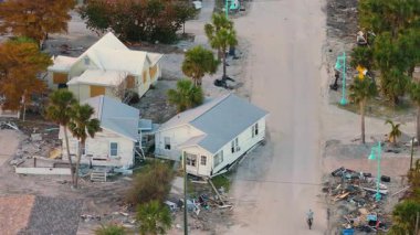 Milton Kasırgası 'ndan sonra okyanus kıyısında yıkılan evler. Doğal afet sonuçları Manasota Key, Florida 'da. Fırtına şiddetli hasar verdi.