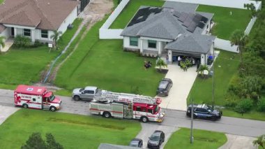 Florida 'daki olası yangın tehlikesine acil servis personeli cevap veriyor. İlk müdahale ekipleri yanan evdeki yangını söndürmeye hazır.