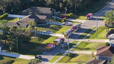 Yangın alarmına ilk müdahale ekipleri yangını söndürmeye hazır olarak geldi. Acil servis personeli Florida 'daki potansiyel yangın tehlikesine müdahale ediyor.