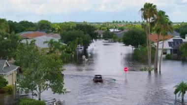 Florida yerleşim bölgesindeki kasırga yağmur sularından evleri su basmış. ABD 'nin güneyindeki doğal afet sonrası.