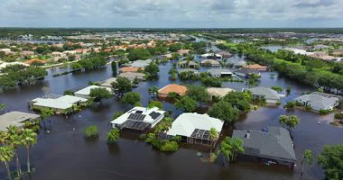 Florida yerleşim bölgesindeki kasırga yağmur sularından evleri su basmış. ABD 'nin güneyindeki doğal afet sonrası.