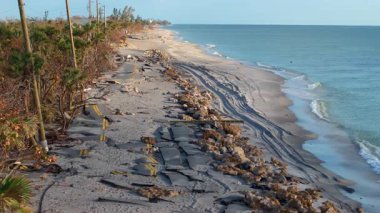 Milton Kasırgası dalgası Blind Pass Plajı 'ndaki Manasota Key yolunu yok etti. Florida 'daki liman altyapısında ciddi hasar var..