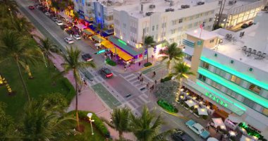 Iconic Palm geceleri Miami Beach 'te Ocean Drive' da kaplıydı. Florida 'ya gitmelisiniz.