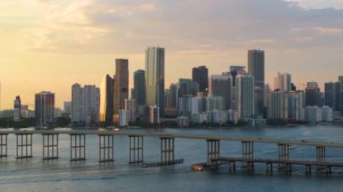 Florida 'daki Miami Brickell' in modern Amerikan şehri. Biscayne Körfezi boyunca trafik ve yoğun yüksek binalarla William M Powell Köprüsü 'nün havadan görüntüsü