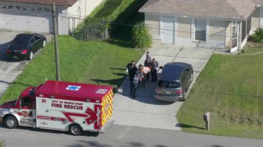 Sağlık görevlileri ABD 'deki 911 çağrısına cevap verdikten sonra sedyeyle sedye taşımaya yardım ediyor.