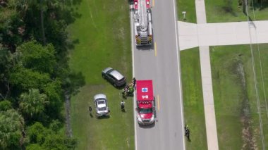 Sağlık görevlileri, Amerikan otoyolundaki kaza alanında yaralı sürücüye sedyede yardım ederken kaza yapmış.