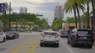 ABD 'de Miami Beach turistik caddelerinde devriye arabası sürüyor. Florida 'da popüler bir tatil yeri.