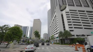 Miami sokaklarında gezen polis arabası. Florida finans bölgesinde yüksek binalar arasında Amerikan Bulvarı