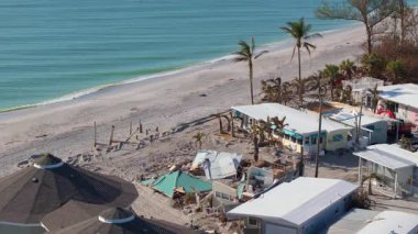 Yıkıma ya da onarıma ihtiyacı olan yıkılmış bir bina. Fırtına dalgaları ve rüzgâr yüzünden ev çatısı hasar gördü ve Florida 'da kasırga üstüne duvarlar çöktü.