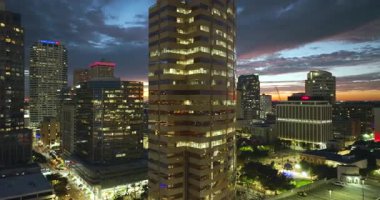 Tampa, Florida. Gün batımından sonra şehir merkezindeki yüksek binalar ve sokak trafiği aydınlandı. ABD seyahat hedefi