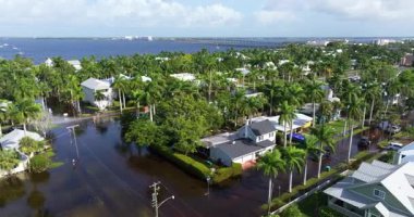 Punta Gorda, Florida 'daki banliyö bölgesinde tropik yağmur fırtınası yerleşim yerlerini sular altında bıraktı. Milton Kasırgası