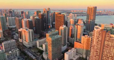 Florida, ABD 'de Miami Brickell şehir merkezi manzarası. Günbatımı gökdelenli modern Amerikan şehrinde yüksek gökdelenli binalar