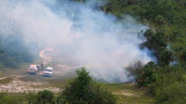Vahşi bitki örtüsü yangını Florida 'da orman arazisine yayılıyor. İtfaiyeciler kurak mevsimde alevleri kontrol etmek için yoğun bir duman ve yoğun ısı altında çalışıyorlar.