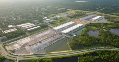 Endüstriyel depo inşaatı. Kuzey Liman, Florida 'daki yeni lojistik merkezinin metal ve beton çerçevesinin montajı