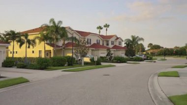 Florida 'daki banliyö Amerikan caddesinde konut alanı etrafında dolaşan araba.