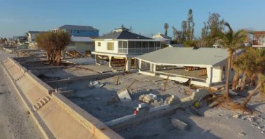 Okyanus kıyısındaki yıkılmış ev. Milton Kasırgası 'nın Florida' daki Manasota Key üzerindeki sonuçları. Fırtına şiddetli hasar verdi.