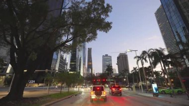 Miami, Florida 'daki Amerikan caddesinde gece vakti kişisel bakış açısıyla araba kullanmak.