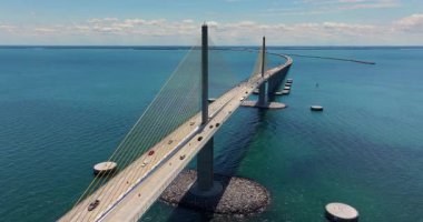 Florida 'daki Sunshine Skyway Köprüsü' nden geçen karayolu trafiği. ABD 'de ulaşım altyapısı.