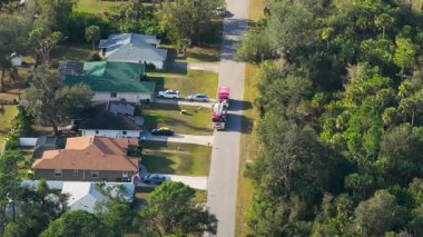 Evdeki acil durum sırasında itfaiye ve ambulansın ışıkları. Drone bakış açısı