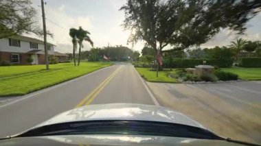 POV Venedik caddesinde sürüyor. Florida yerleşim bölgesi.