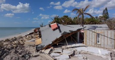 Yıkıma ya da onarıma ihtiyacı olan yıkılmış bir bina. Fırtına dalgaları ve rüzgâr yüzünden ev çatısı hasar gördü ve Florida 'da kasırga üstüne duvarlar çöktü.