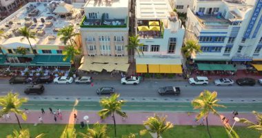 Miami Beach, Florida 'daki canlı Ocean Drive' da gün batımı parlıyor. Ünlü gece hayatı ve Art Deco mimarisi