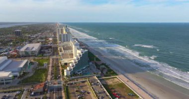 Florida 'nın Daytona Beach şehrinin yukarıdan görüntüsü. Kumlu sahil ve Atlantik Okyanusu yakınlarındaki lüks oteller ve apartmanlar.