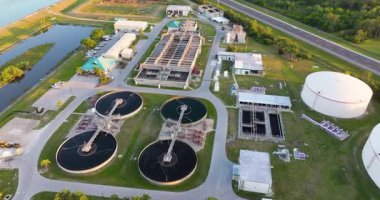 Suyun doğal kaynaklardan işlenmesi ve arıtılmasına yönelik su arıtma tesisi, kamu tüketimi ve çevre kullanımı için temiz ve güvenli su üretmek amacıyla kirleticilerin kaldırılması