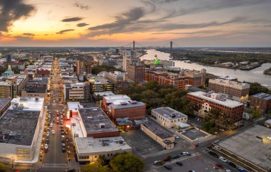 Savannah, Georgia 'daki Broughton Caddesi' nin havadan görüntüsü. Amerikan şehri tarihi mimarisi. ABD geceleri panoramik şehir manzarası.