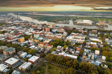 Savannah 'nın havadan görünüşü, Gürcistan' daki eski tarihi şehir. Geceleri Güney Amerika mimarisi.