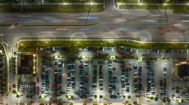 North Port, Florida 'daki American geniş yolu ve alışveriş merkezi plazası. Geceleri araba sürerek kasaba trafiğini aydınlatırdı. ABD ulaştırma altyapı kavramı.