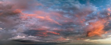 Güzel günbatımı gökyüzü manzarası. Ufukta parlak turuncu ve sarı bulutlar.