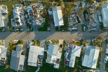 Kasırga mevsiminden sonra Güney Florida 'da yaşanan doğal afetlerin sonuçları. Taşınabilir evlerde ağır hasarlı evler.