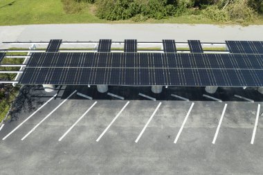 Elektrikli taşıt şarjı için yeşil ekolojik elektrik üretmek amacıyla garaj çatısına monte edilen rüzgar fotovoltaik güneş panelleri tarafından tahrip edildi. Florida 'daki doğal afet sonuçları.