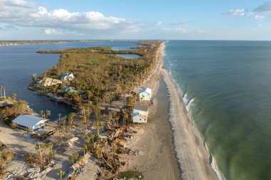 Okyanus kıyısındaki yıkılmış evler. Milton Kasırgası 'nın sonuçları Englewood, Florida' da. Fırtına şiddetli hasar verdi..