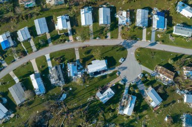 Kasırga sezonundan sonra Florida 'nın güneybatı bölgesi. Kırsal yerleşim alanındaki çökmüş ve hasar görmüş mobil evler. Şiddetli doğal afetin sonuçları.