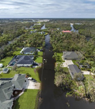 Florida yerleşim bölgesindeki Ian kasırgasından sonra evlerin etrafını su basmış. Doğal afetin sonuçları..