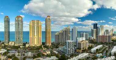 Pahalı otelleri ve Atlantik Okyanusu kıyısındaki apartman binalarıyla Sunny Isles Beach 'in yüksek açılı manzarası. Güney Florida 'daki Amerikan turizm altyapısı.