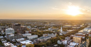 Geceleyin tarihi Amerikan şehir mimarisi. Savannah, Georgia 'nın eski şehri. Aydınlatılmış sokaklar ve binalar yukarıdan.