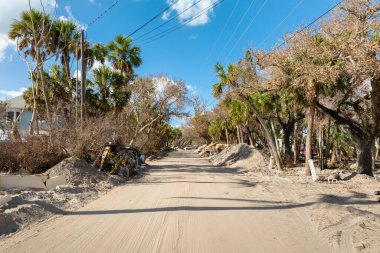 Kasırga sonrası temizlik. Florida 'da yol kenarındaki enkaz yığınları. Şiddetli hasar gören evlerden gelen çöpler. Doğal afetin sonuçları..