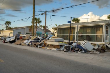 Florida 'da kasırga hasarı. Yıkılmış evlerin çöp yığınları sokak tarafında. Doğal afetin sonuçları..