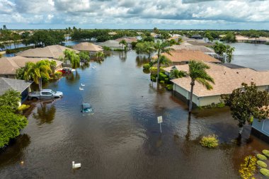 Debby kasırgası Florida 'nın Sarasota kentindeki konut ve arabaları sular altında bıraktı. Doğal afetten sonra.
