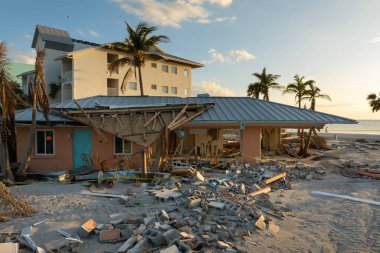 Milton Kasırgası 'nın Florida' daki Manasota Key üzerindeki sonuçları. Deniz kıyısındaki yıkılmış evler. Fırtına şiddetli hasar verdi..